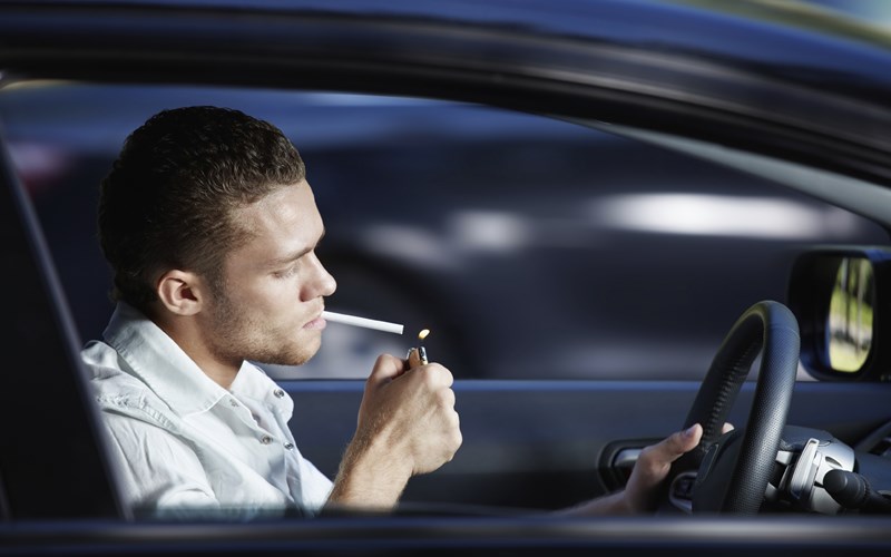 Adiós a fumar en el coche